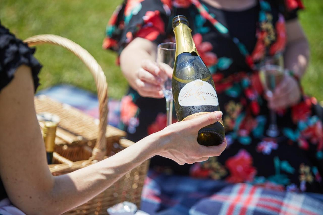 יארה גלן Balgownie Estate Yarra Valley מראה חיצוני תמונה A bottle of champagne